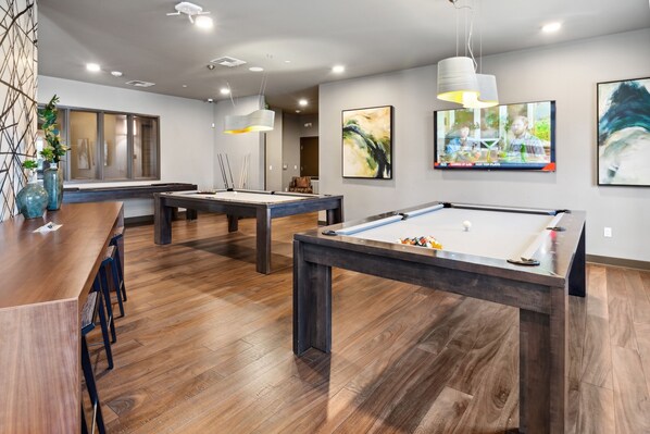 A modern indoor space with pool tables, a bar area, and artwork on the walls. - Kasa Scottsdale North Phoenix (Scottsdale)