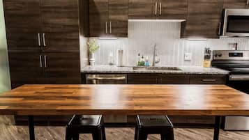 Classic Apartment, 1 Bedroom, Non Smoking | Private kitchen | Full-size fridge, microwave, oven, stovetop