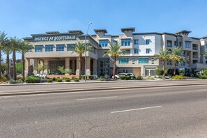 A multi-story hotel with a sign reading "District at Scottsdale". - Kasa Scottsdale North Phoenix (Scottsdale)