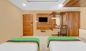 Quarto casal standard | Escrivaninha, ferros/tábuas de passar roupa