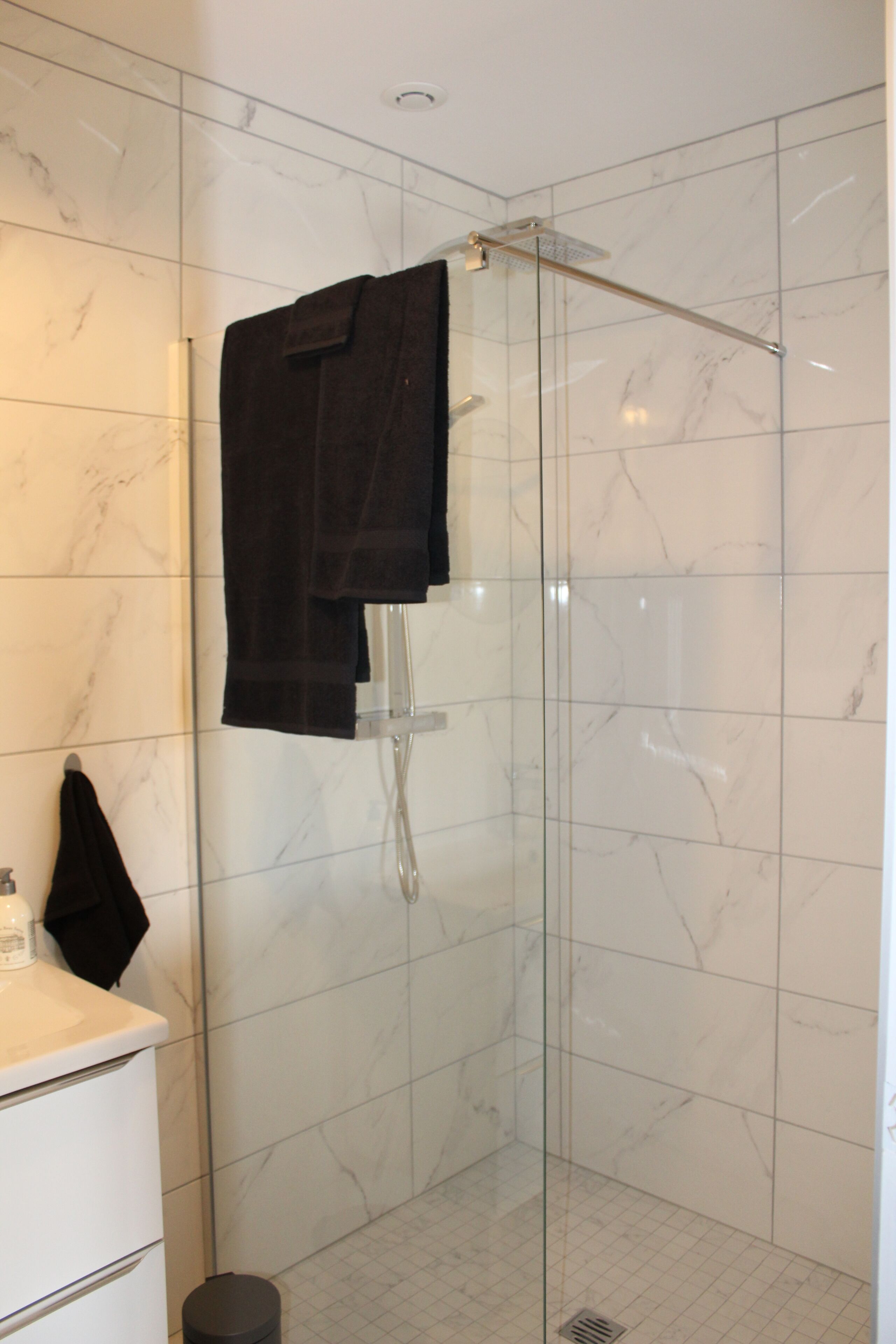 Een douche, een haardroger, badjassen, handdoeken