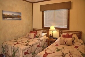 2 bedrooms, free WiFi, bed sheets - 2107  Discounted Concert Packages! The Knotty Pine (Beech Mountain)