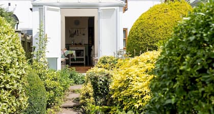 Cosy cottage with views over the Shropshire hills - Pass the Keys