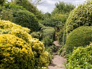Property grounds - Cosy cottage with views over the Shropshire hills - Pass the Keys (Ludlow)