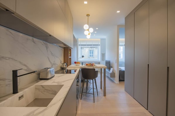 Kühlschrank, Ofen, Herdplatte, Geschirrspüler