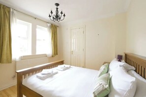 2 bedrooms, iron/ironing board, travel crib, internet - Central Oxford 2 Bed Apartment with Parking - Pass the Keys (Oxford)