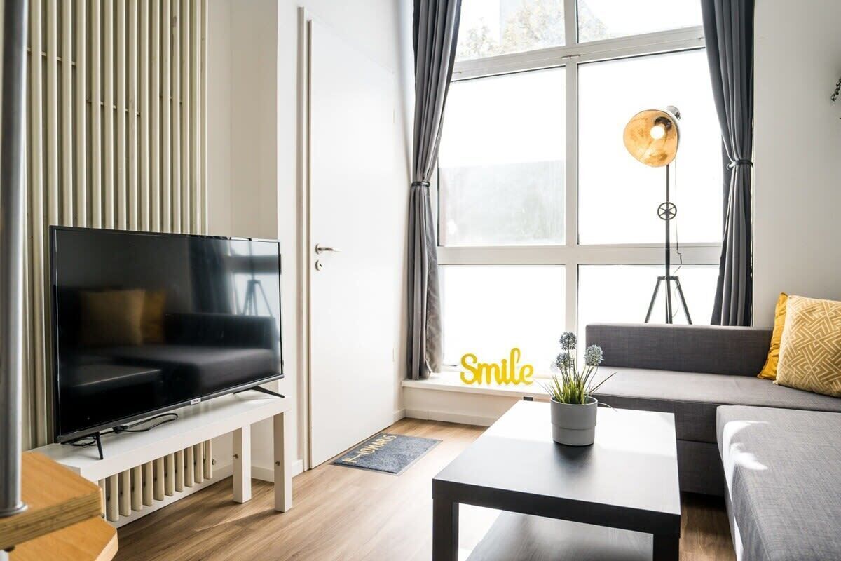 Flatskjerm-TV og kontorer