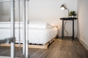 Tabla de planchar con plancha, wifi, ropa de cama