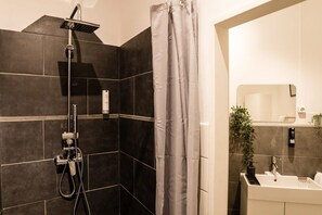Dusche, Regendusche, Haartrockner, Handtücher