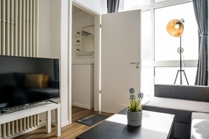 Una televisión de pantalla plana, una oficina