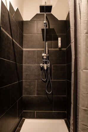 Shower, rainfall showerhead, hair dryer, towels - Apartment für 4 Berlin-Mitte Online Check-In (Berlin)