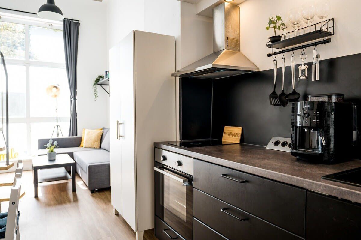 Kühlschrank, Ofen, Herdplatte, Wasserkocher mit Kaffee-/Teezubehör