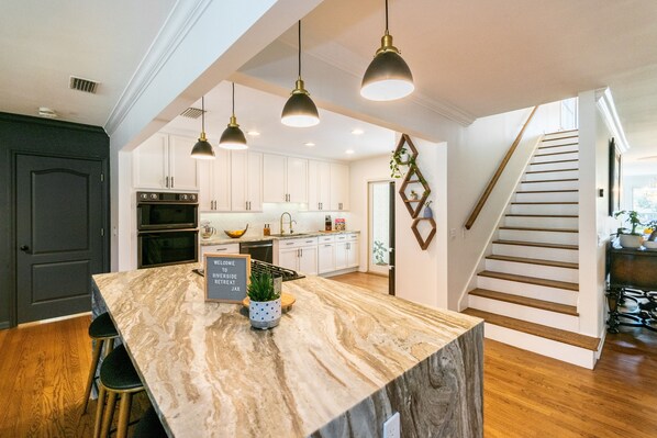 Een koelkast, een magnetron, een oven, een kookplaat