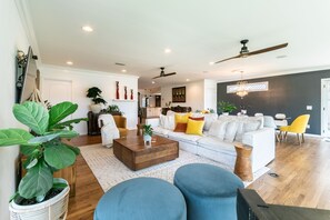 Una Smart TV, una impresora