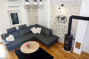 Smart-TV og peis