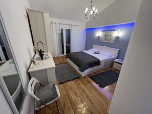 2 bedrooms, in-room safe, iron/ironing board, free WiFi - Villa with heated pool, sea view - a few minutes from the beach (Podgora)