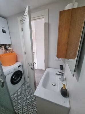 Ensemble douche/baignoire, sèche-cheveux, serviettes fournies