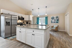 冷蔵庫、電子レンジ、オーブン、コンロ