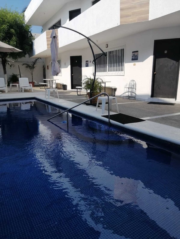 Outdoor pool - Quiet and Spacious 2 Room Suite in the heart of Mazatlan (Mazatlán)