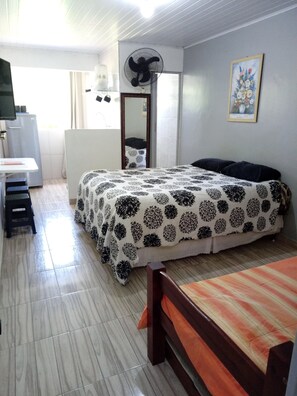 Quarto quádruplo econômico | Cortinas blackout, ferros/tábuas de passar roupa