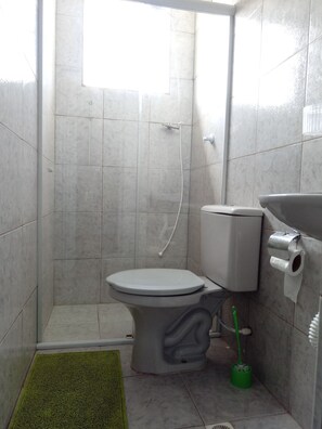 Economy-Vierbettzimmer | Badezimmer | Dusche