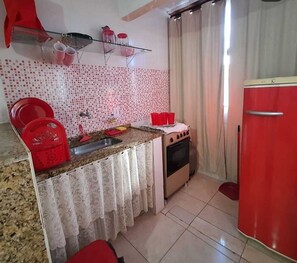 Quarto quádruplo econômico | Cortinas blackout, ferros/tábuas de passar roupa