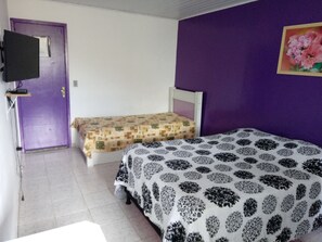 Neljän hengen economy-huone | Pimennysverhot, silitysrauta/-lauta