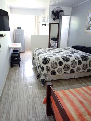 Quarto quádruplo econômico | Cortinas blackout, ferros/tábuas de passar roupa