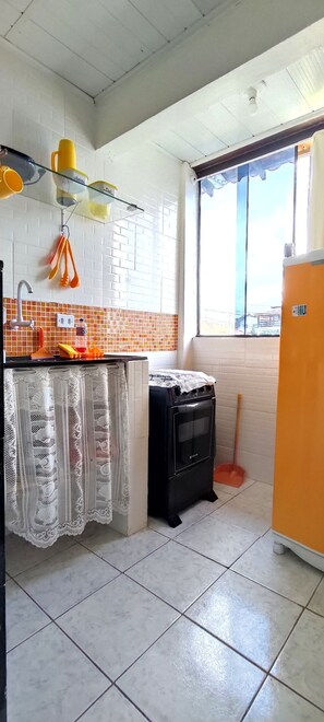 Quarto quádruplo econômico | Cozinha privada | Geladeira, micro-ondas em uma área comum, fogão, chaleira elétrica