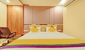 Deluxe Room | Desk - Itsy Hotels Sri Sai Grand Inn (Vijayawada)