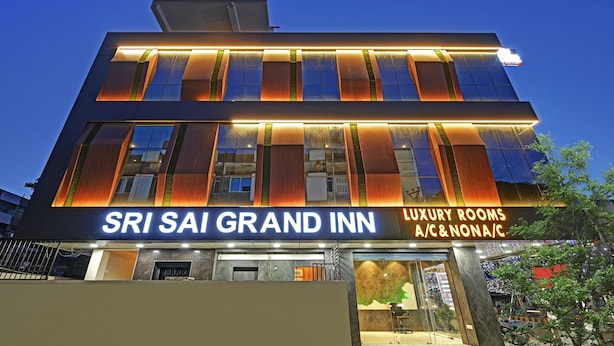 A building with a sign reading "SRI SAI GRAND INN LUXURY ROOMS A/C & NONATIC". - Itsy Hotels Sri Sai Grand Inn (Vijayawada)