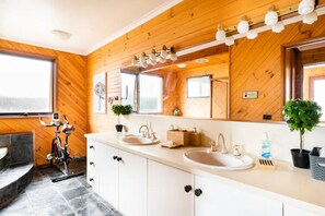 Een douche, een haardroger, handdoeken, zeep