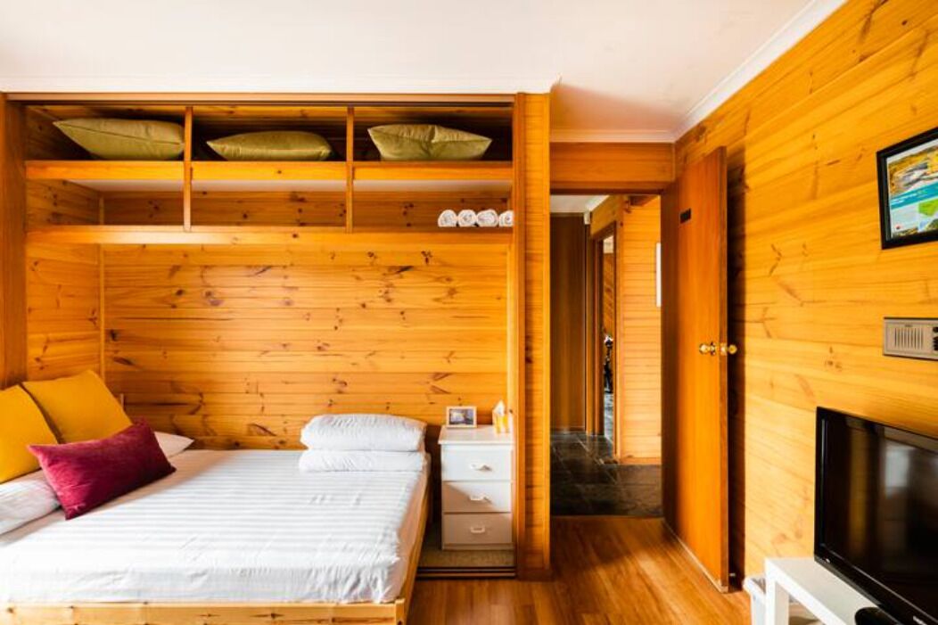 2 bedrooms, desk, iron/ironing board, travel cot