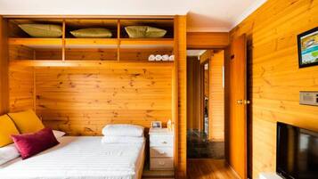 2 bedrooms, desk, iron/ironing board, travel cot