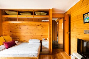 2 dormitorios, escritorio, tabla de planchar con plancha y cuna de viaje