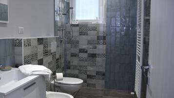 Dusche, Haartrockner, Bidet, HandtĂŒcher