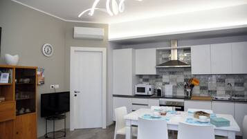 KĂŒhlschrank, Mikrowelle, Ofen, Herdplatte