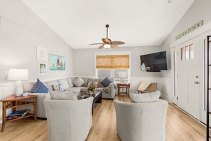 Televisión, libros y oficina 