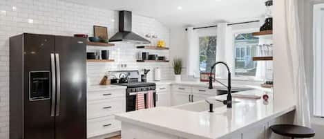 Réfrigérateur, four à micro-ondes, un four, surface de cuisson