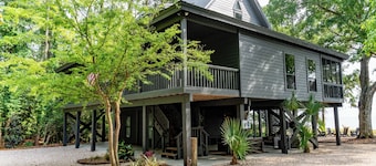 Bayfront, Dog Friendly, Sleeps up to 8 with fishing dock!