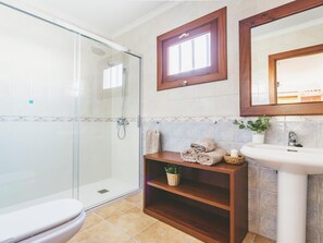 Kylpyamme, hiustenkuivaaja, pyyhkeet