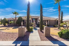 Property grounds - Executive Gateway (Goodyear)