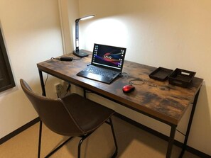 2 habitaciones, escritorio y espacio para trabajar con laptop 