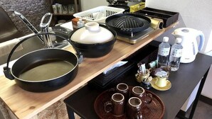 A kitchen with a stove, pots, a kettle, and mugs on a tray. - Cool-innOTARU (Otaru)