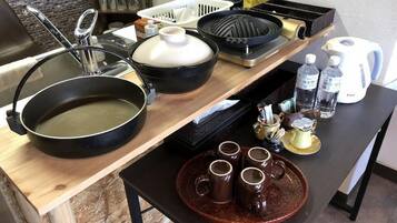 Refrigerador con congelador, microondas, parrilla de estufa y arrocera