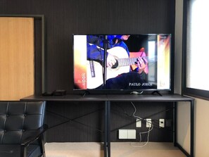 2 多间卧室、办公桌、笔记本电脑工作区、免费 WiFi