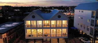 5 BR 4 BA + Private Pool + Pickleball Fun