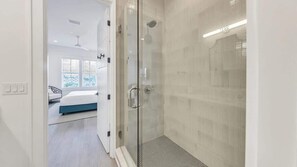 Douche, sèche-cheveux, serviettes fournies