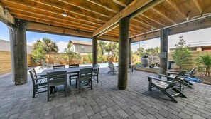 屋外ダイニングエリア