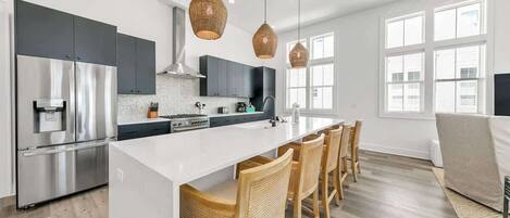 Réfrigérateur, micro-ondes, four, plaque de cuisson